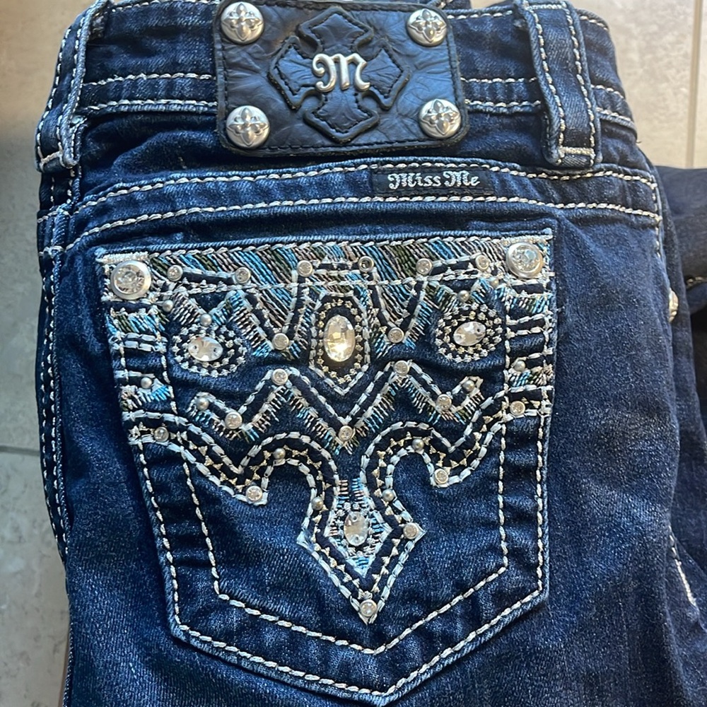 Miss Me Jeans
Mid Rise - Boot Cut